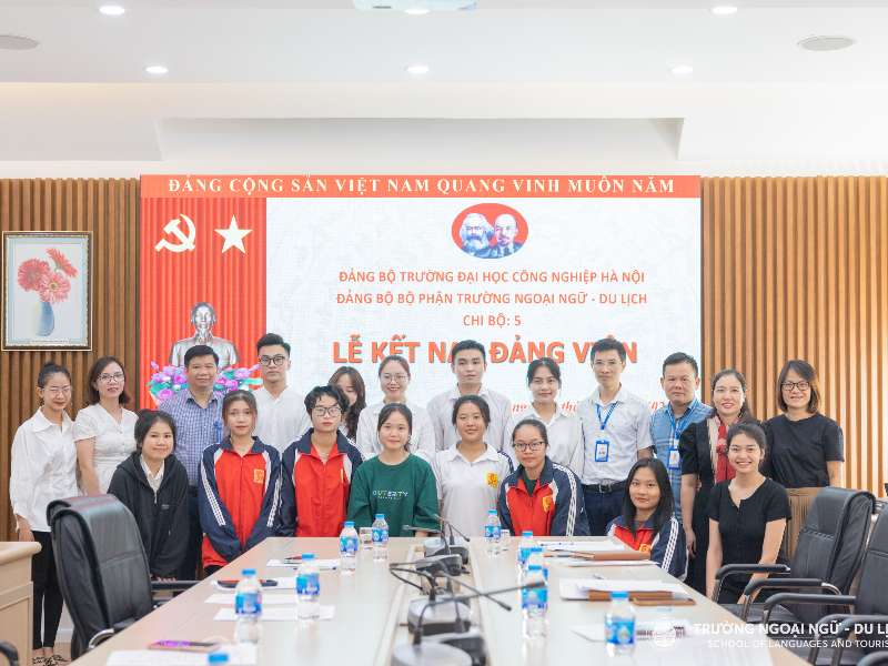 Đảng ủy bộ phận Trường Ngoại ngữ - Du lịch tổ chức Lễ kết nạp cho 05 đảng viên mới