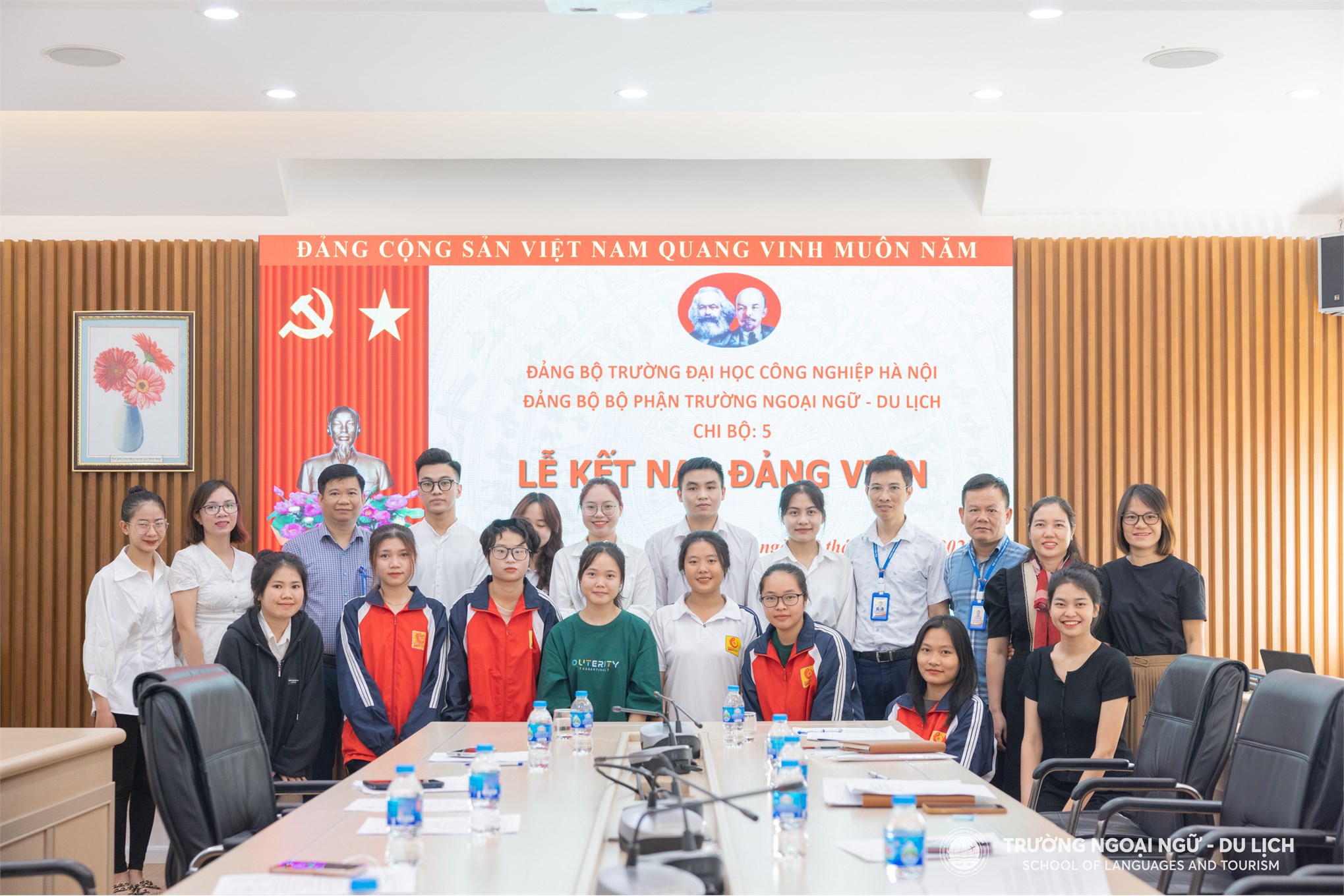 Đảng ủy bộ phận Trường Ngoại ngữ - Du lịch tổ chức Lễ kết nạp cho 05 đảng viên mới