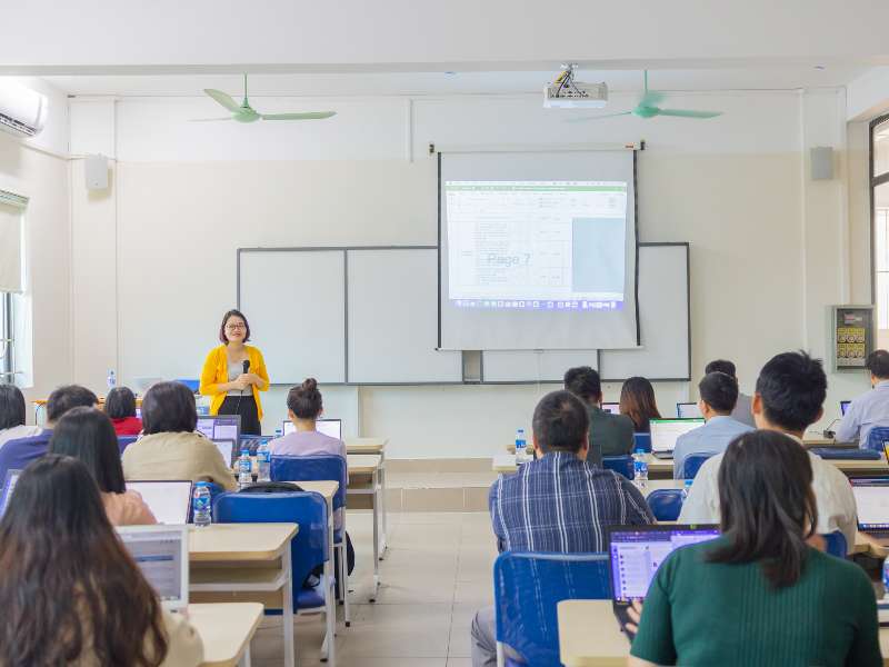 Tập huấn biên soạn, thẩm định bộ hồ sơ hướng dẫn đánh giá kết quả học tập của học phần năm học 2023 - 2024