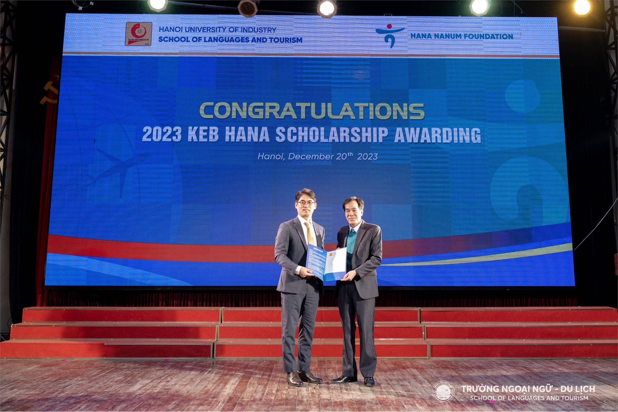 Sinh viên Khoa Ngôn ngữ Hàn Quốc nhận học bổng từ Ngân hàng KEB Hana Bank