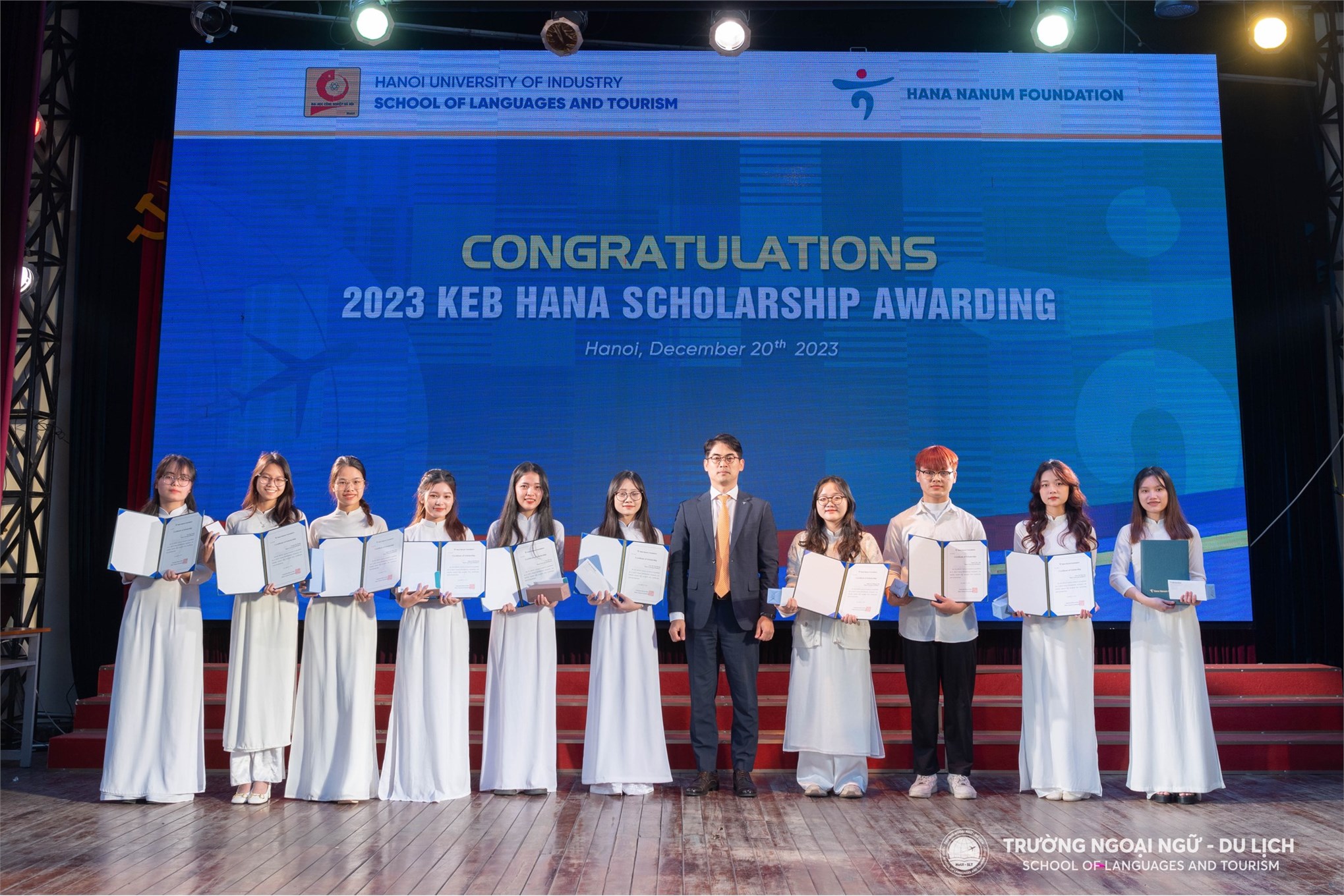 Sinh viên Khoa Ngôn ngữ Hàn Quốc nhận học bổng từ Ngân hàng KEB Hana Bank