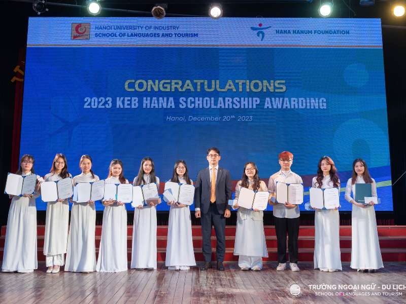Sinh viên Khoa Ngôn ngữ Hàn Quốc nhận học bổng từ Ngân hàng KEB Hana Bank