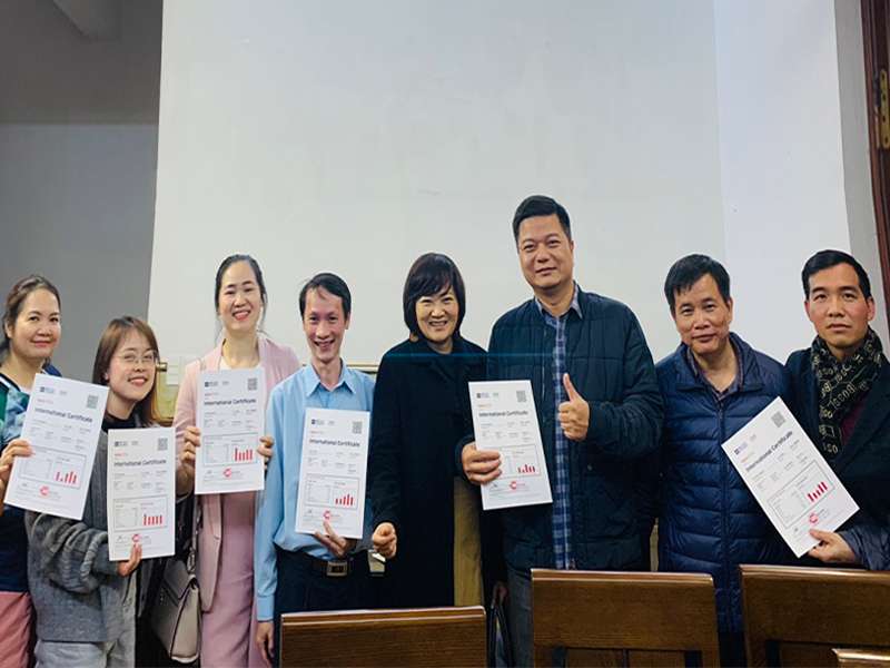 Trường Ngoại ngữ - Du lịch, Trường Đại học Công nghiệp Hà Nội trao chứng chỉ các khóa bồi dưỡng và luyện thi chứng chỉ tiếng Anh Aptis ESOL năm 2023