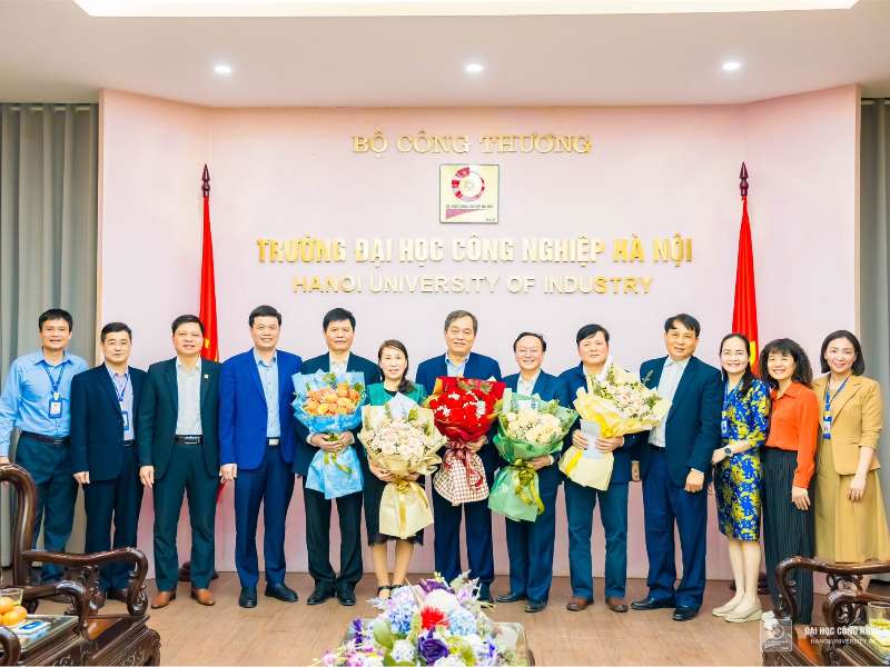 Lãnh đạo nhà trường gặp mặt, tri ân viên chức nghỉ hưu năm 2023