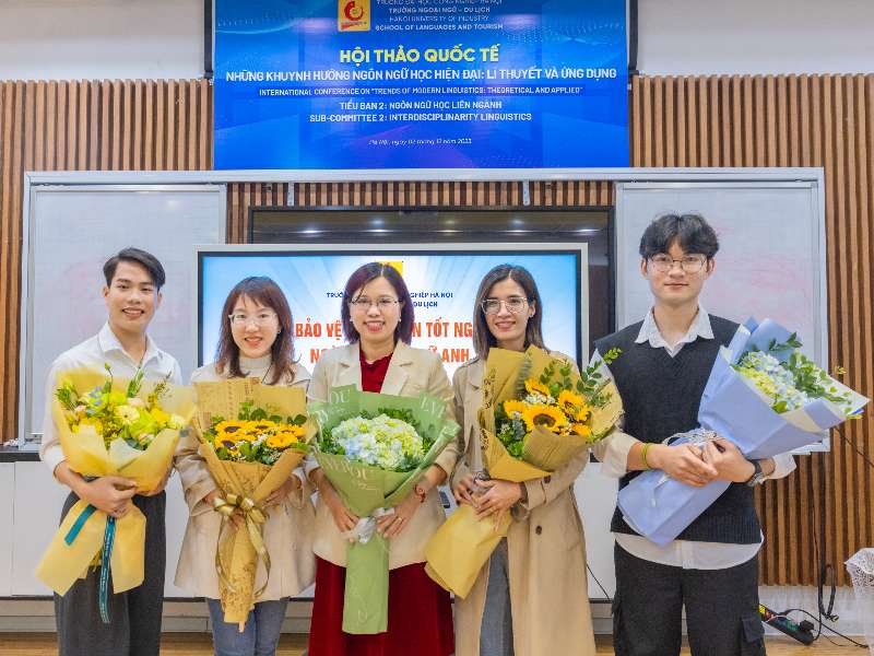 Sinh viên Trường Ngoại ngữ - Du lịch tham gia lễ bảo vệ khóa luận tốt nghiệp học kỳ I, năm học 2023-2024