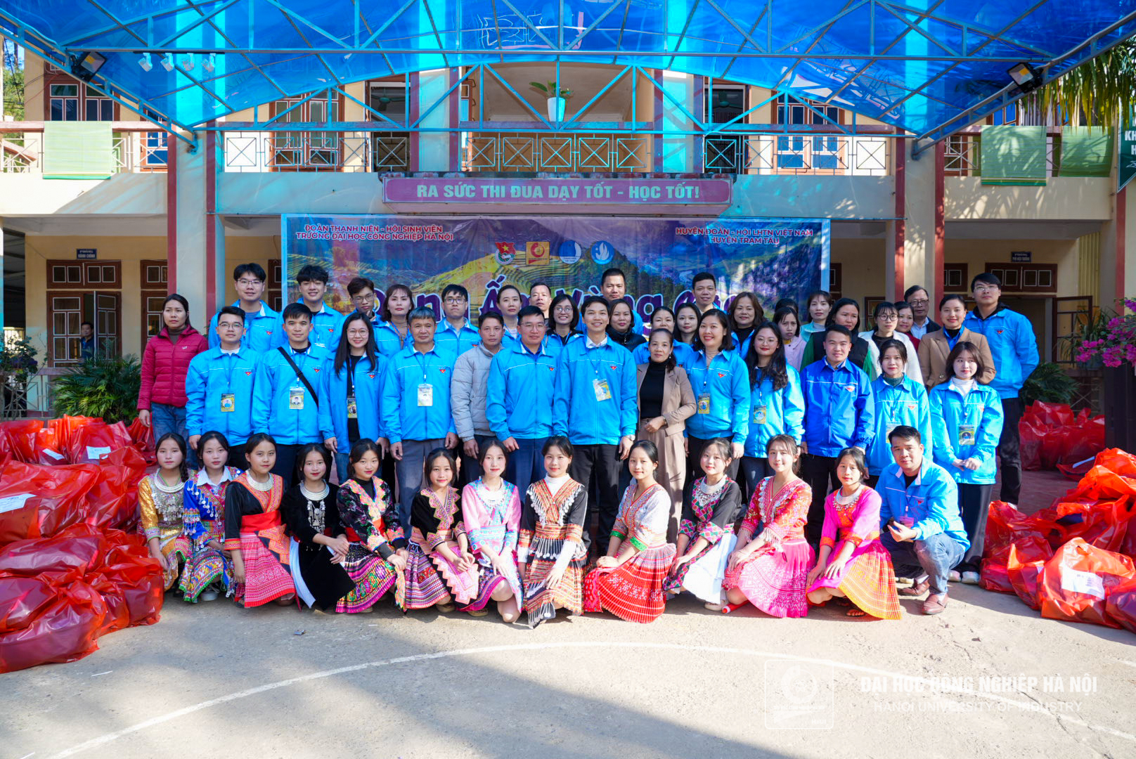 Tuổi trẻ Trường Ngoại ngữ - Du lịch với Đông Ấm Vùng Cao: Lan tỏa Yêu Thương và Nỗ Lực Xây Dựng Cộng Đồng
