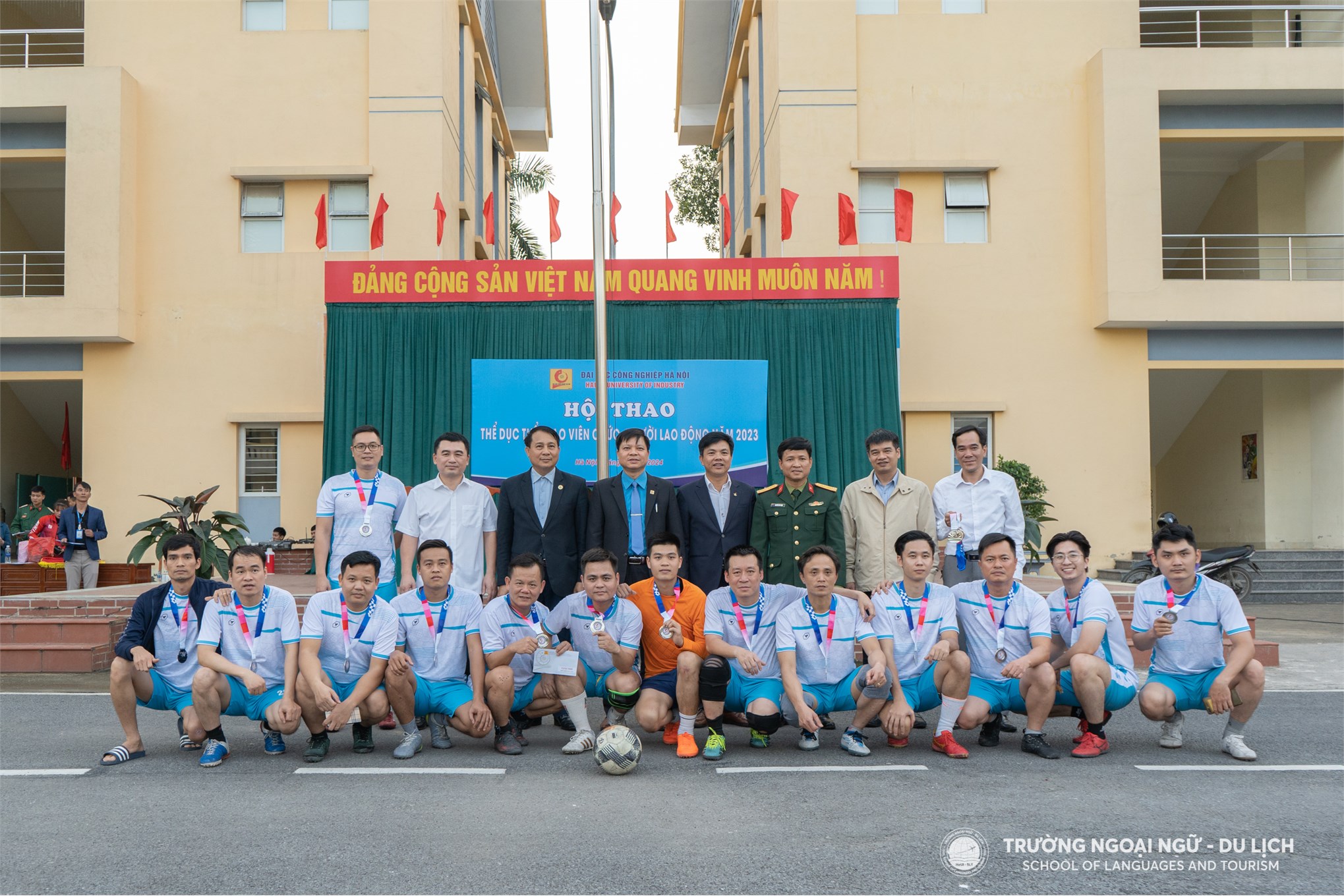 Liên quân Trường Ngoại ngữ Du lịch giành giải Nhì môn Bóng đá Nam tại Hội thao Thể dục Thể thao viên chức, người lao động HaUI năm 2024