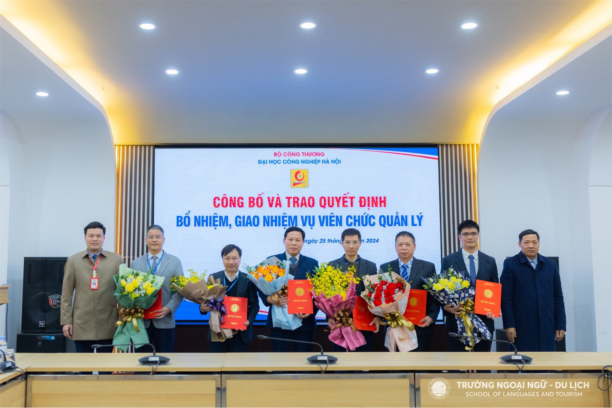 Trao Quyết định giao nhiệm vụ Phó Hiệu trưởng Trường Ngoại ngữ - Du lịch, thuộc Trường Đại học Công nghiệp Hà Nội và khen thưởng năm học 2021-2022 và 2022-2023