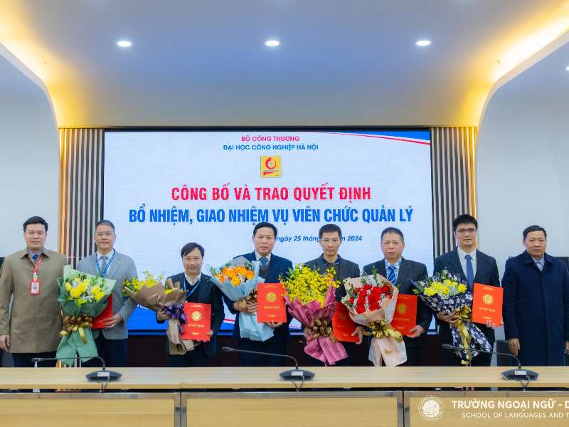 Trao Quyết định giao nhiệm vụ Phó Hiệu trưởng Trường Ngoại ngữ - Du lịch, thuộc Trường Đại học Công nghiệp Hà Nội và khen thưởng năm học 2021-2022 và 2022-2023