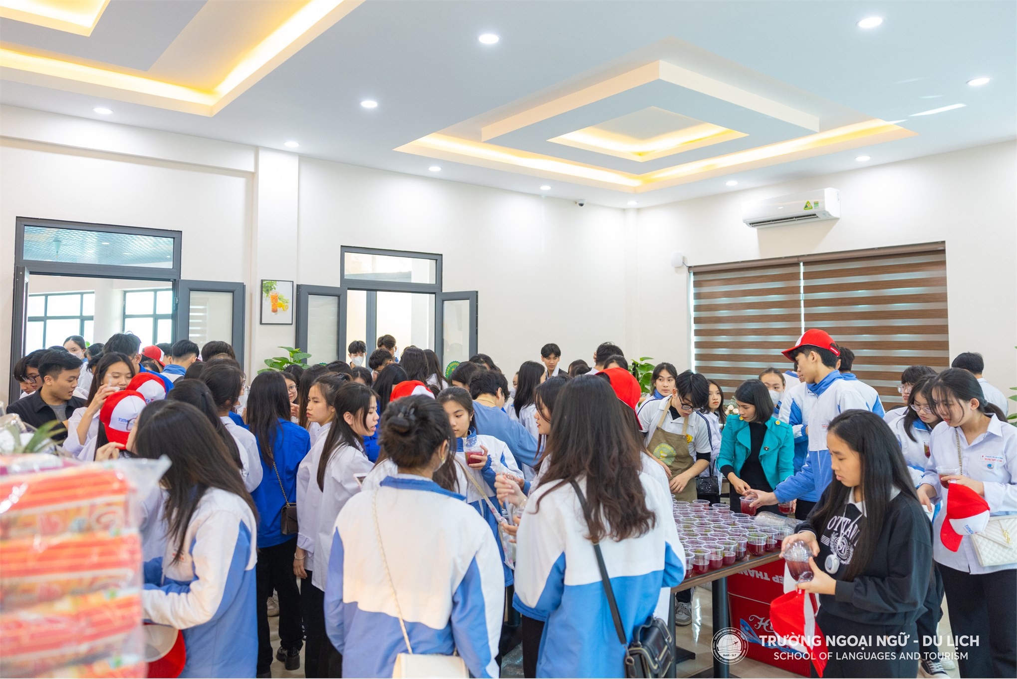 Học sinh Trường THPT Cát Bà, Hải Phòng hào hứng với môi trường học tập tại Trường Ngoại ngữ - Du lịch, Trường Đại học Công nghiệp Hà Nội