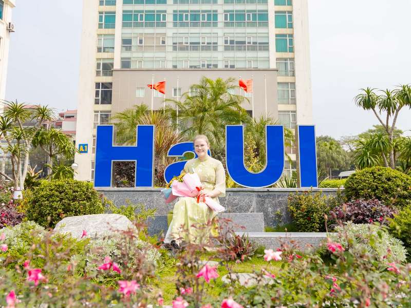 Nữ tình nguyện viên tại Đại học Công nghiệp Hà Nội