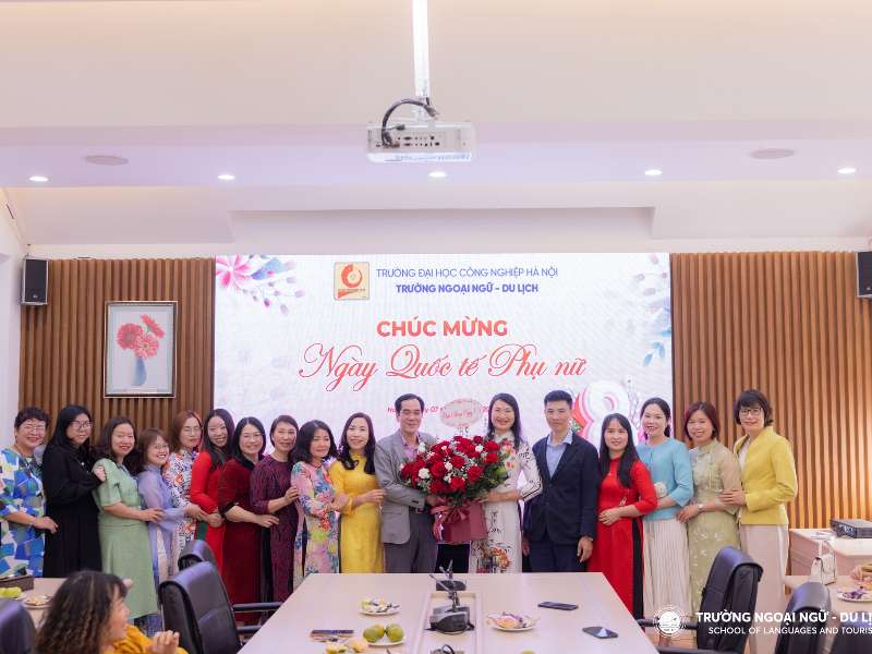 Trường Ngoại ngữ - Du lịch gặp mặt chúc mừng nữ cán bộ, viên chức, người lao động nhân ngày Quốc tế phụ nữ 08/3