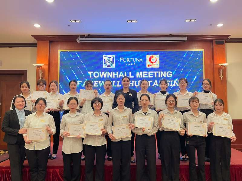 Sinh viên khoa Quản trị Nhà hàng - Khách sạn, Trường Ngoại ngữ - Du lịch kết thúc kỳ thực tập tại Khách sạn Fortuna Hà Nội