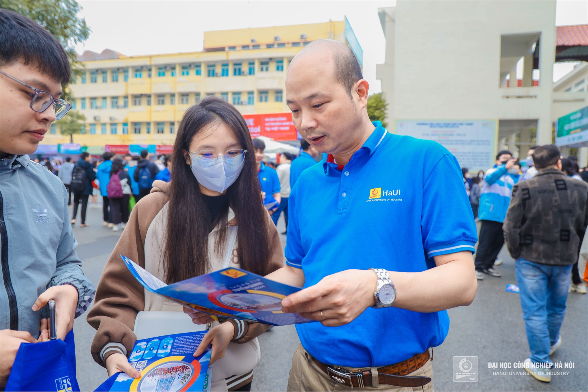 Trường Ngoại ngữ - Du lịch, Trường Đại học Công nghiệp Hà Nội đã tham gia Ngày hội Tư vấn tuyển sinh – hướng nghiệp 2024 tại Đại học Hàng hải Việt Nam
