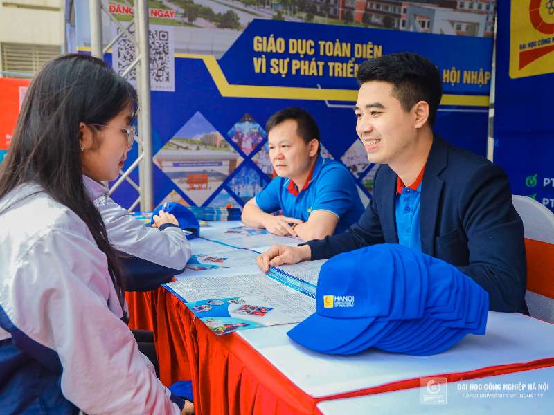 Học sinh THPT thành phố Hải Phòng dành sự quan tâm lớn nhóm ngành Ngôn ngữ, Du lịch tại Ngày hội Tư vấn tuyển sinh – hướng nghiệp 2024