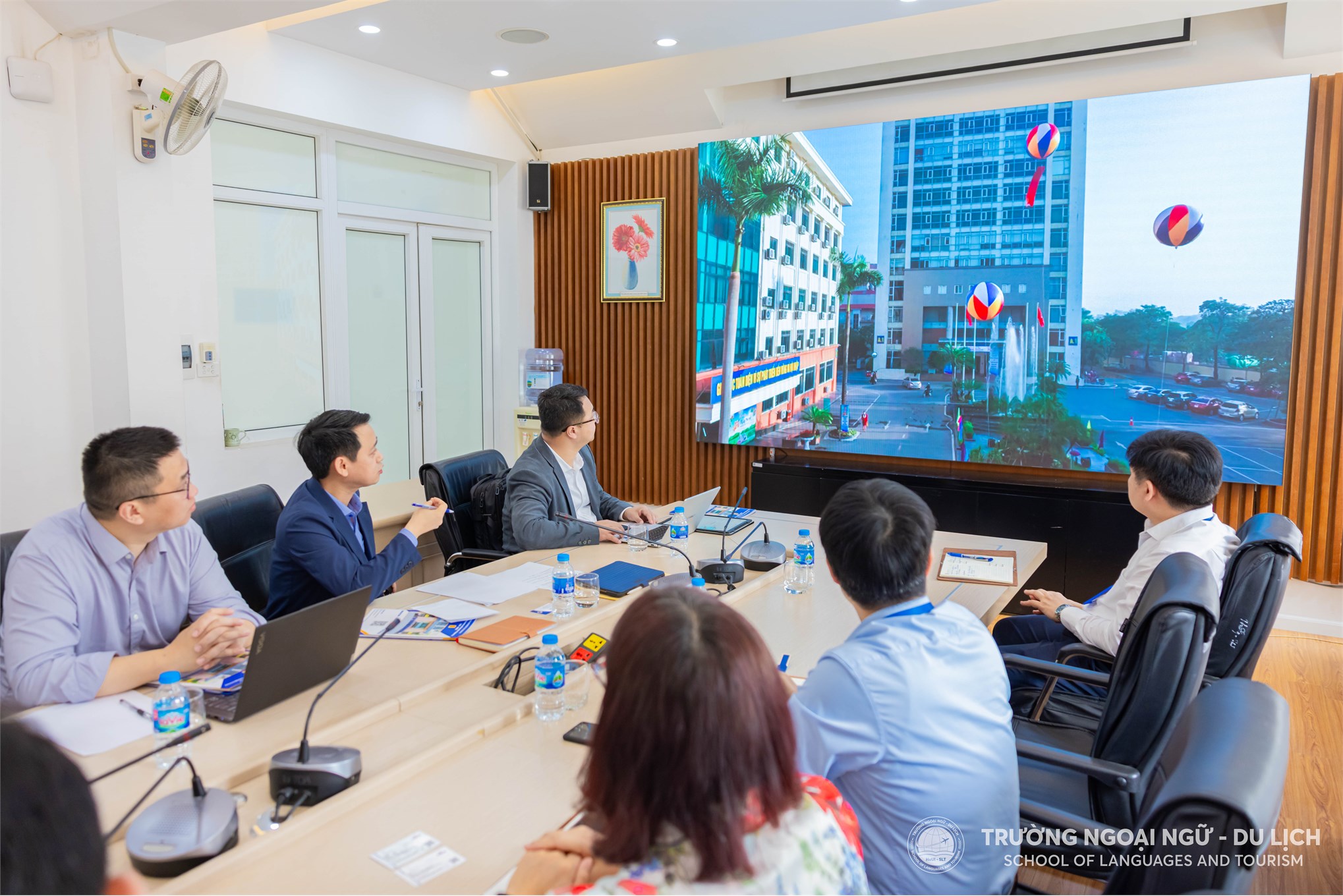 Đoàn công tác công ty TNHH Công nghệ thông minh YOTOO, Hồng Kông đến thăm và làm việc tại Trường Ngoại ngữ - Du lịch