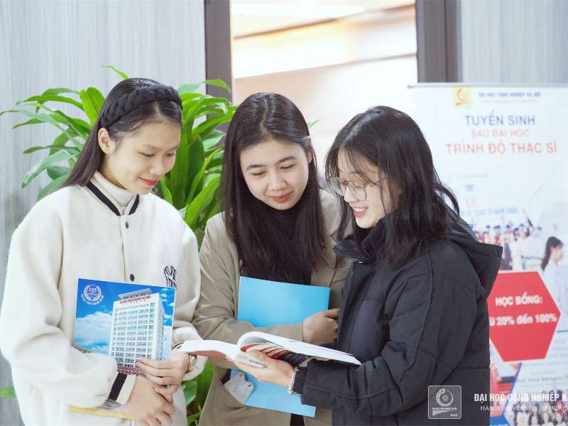Sinh viên đại học có thể học trước tín chỉ thạc sĩ, lợi ích về thời gian, tài chính, cơ hội học tập nâng cao trình độ và nhiều cơ hội việc làm tốt
