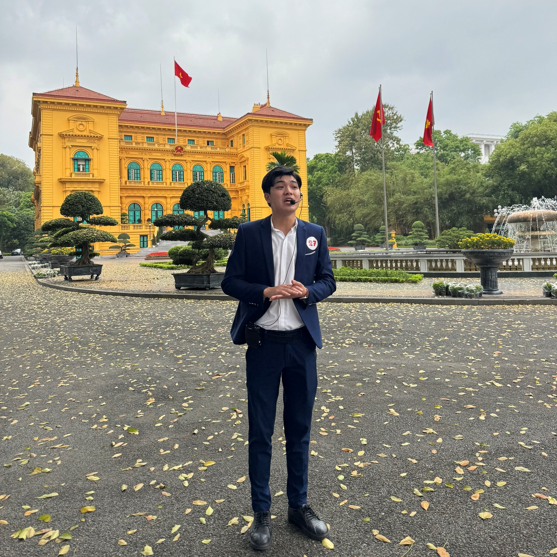 Sinh viên khoa Du lịch xuất sắc giành quyền vào chung kết cuộc thi thuyết minh viên tại điểm Khu di tích Chủ tịch Hồ Chí Minh tại Phủ Chủ tịch