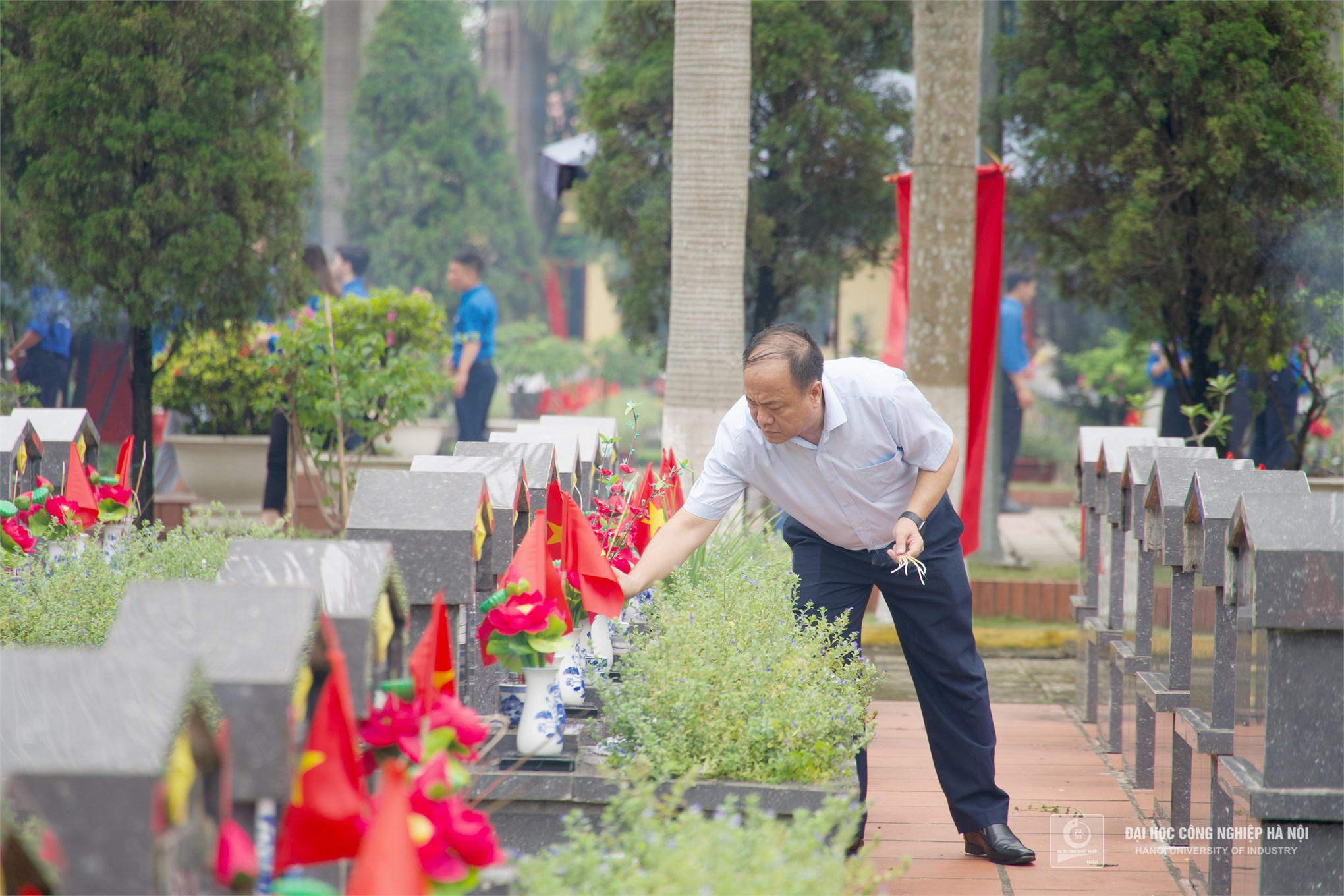 Lễ dâng hương Anh hùng liệt sỹ kỷ niệm 75 năm ngày Thương binh liệt sỹ