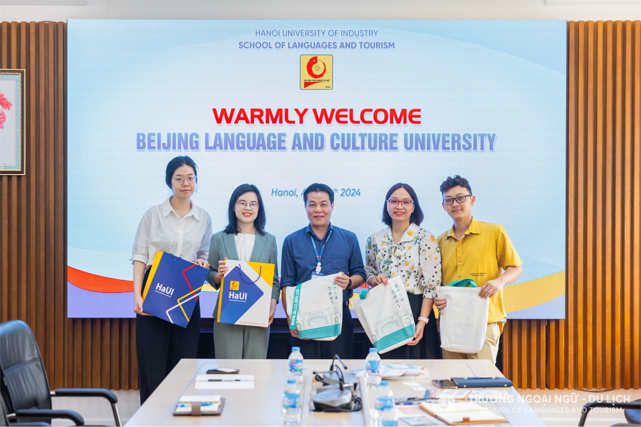 Trường Ngoại ngữ - Du lịch đón tiếp đoàn công tác Trường Đại học Ngôn ngữ Bắc Kinh, Trung Quốc đến thăm và làm việc