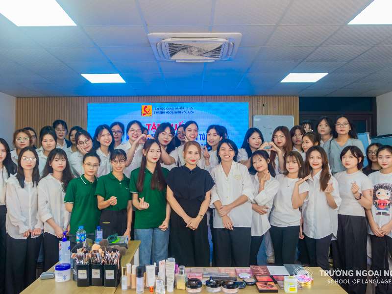 Tập huấn kỹ năng trang điểm, làm tóc theo tiêu chuẩn lễ tân khách sạn 5 sao cùng chuyên gia cho sinh viên Khoa Quản trị nhà hàng - Khách sạn