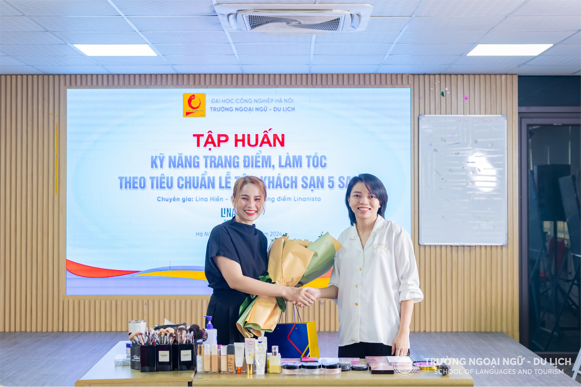 Tập huấn kỹ năng trang điểm, làm tóc theo tiêu chuẩn lễ tân khách sạn 5 sao cùng chuyên gia cho sinh viên Khoa Quản trị nhà hàng - Khách sạn