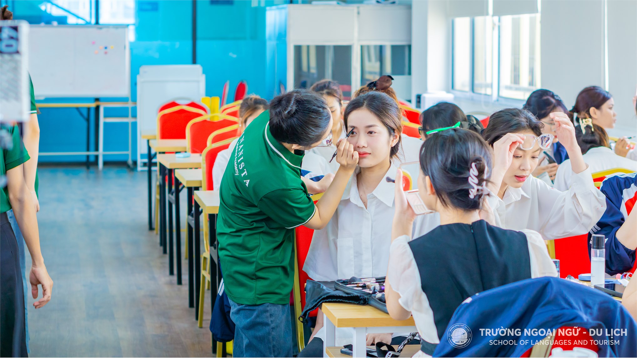 Tập huấn kỹ năng trang điểm, làm tóc theo tiêu chuẩn lễ tân khách sạn 5 sao cùng chuyên gia cho sinh viên Khoa Quản trị nhà hàng - Khách sạn