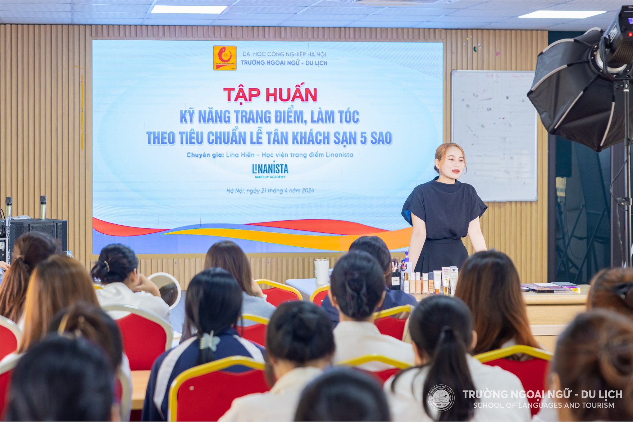 Tập huấn kỹ năng trang điểm, làm tóc theo tiêu chuẩn lễ tân khách sạn 5 sao cùng chuyên gia cho sinh viên Khoa Quản trị nhà hàng - Khách sạn