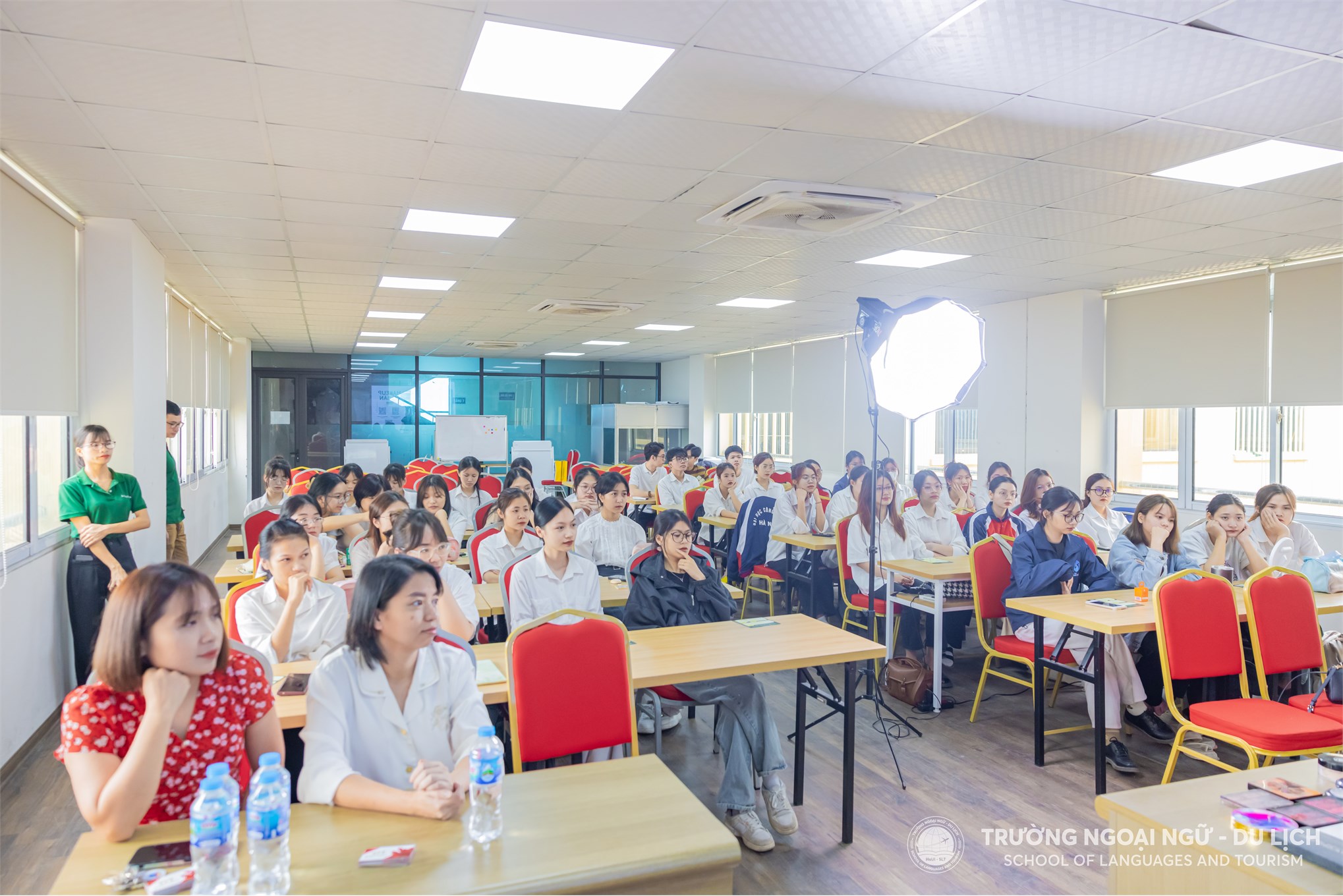 Tập huấn kỹ năng trang điểm, làm tóc theo tiêu chuẩn lễ tân khách sạn 5 sao cùng chuyên gia cho sinh viên Khoa Quản trị nhà hàng - Khách sạn