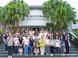 Sinh viên nước ngoài học tiếng Việt thông qua hoạt động trải nghiệm tại Bảo tàng Dân tộc học Việt Nam