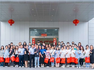 Sinh viên Trường Ngoại ngữ - Du lịch, Đại học Công nghiệp Hà Nội tham quan thực tế tại Công ty TNHH Bao bì Yuhua Việt Nam.