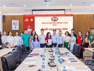 Đảng bộ bộ phận Trường Ngoại ngữ - Du lịch kết nạp đảng viên mới nhân kỷ niệm 134 năm Ngày sinh Chủ tịch Hồ Chí Minh