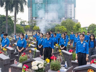 Đoàn viên, thanh niên Trường Ngoại ngữ - Du lịch tham gia Lễ thắp nến Tri ân tại nghĩa trang Liệt sĩ Thành Phố Hà Nội