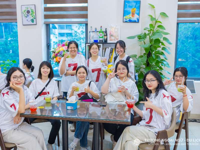 Học sinh THPT Vĩnh Yên ấn tượng với không gian thực hành tại Trường Ngoại ngữ - Du lịch