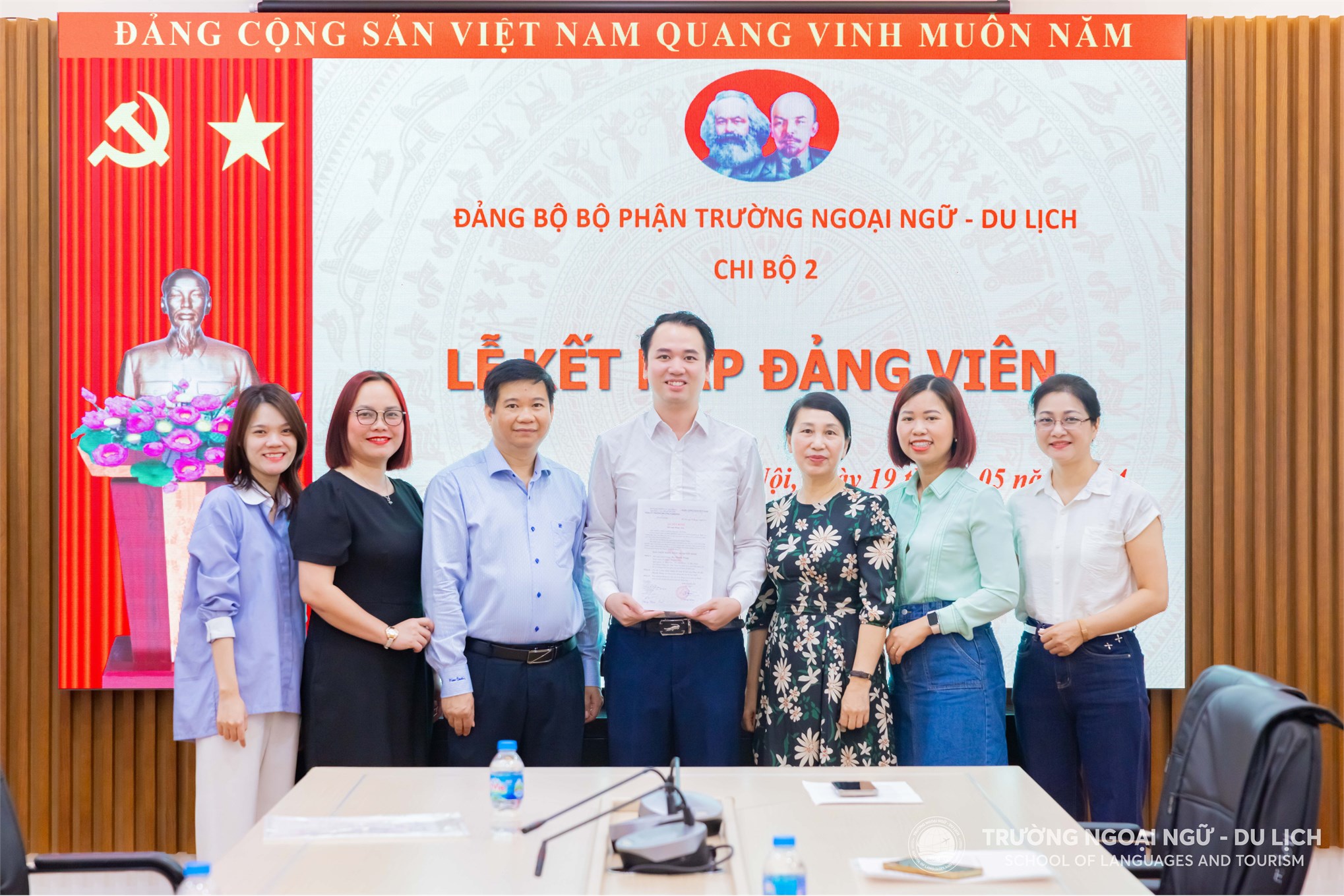 Đảng bộ bộ phận Trường Ngoại ngữ - Du lịch kết nạp đảng viên mới nhân kỷ niệm 134 năm Ngày sinh Chủ tịch Hồ Chí Minh