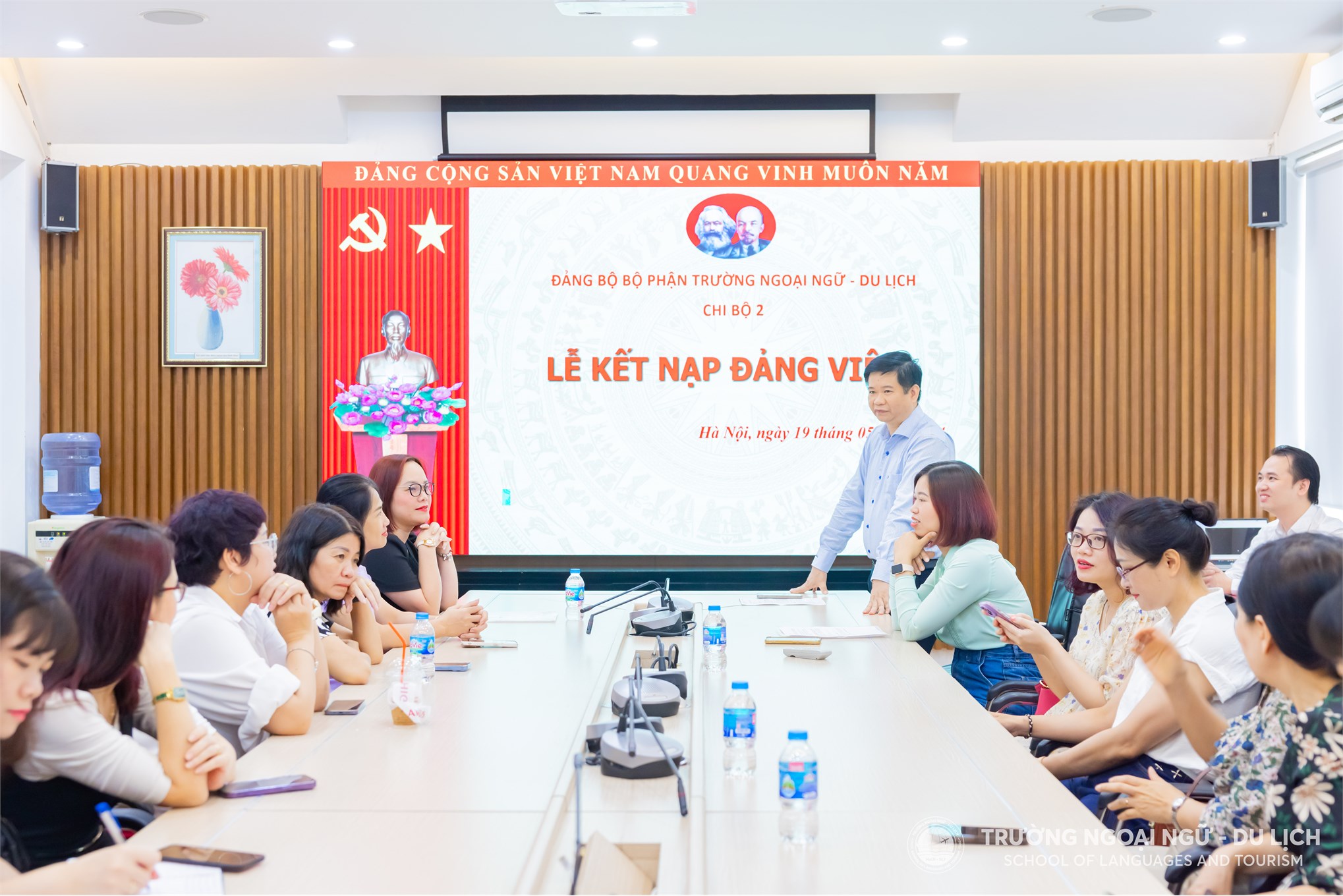 Đảng bộ bộ phận Trường Ngoại ngữ - Du lịch kết nạp đảng viên mới nhân kỷ niệm 134 năm Ngày sinh Chủ tịch Hồ Chí Minh