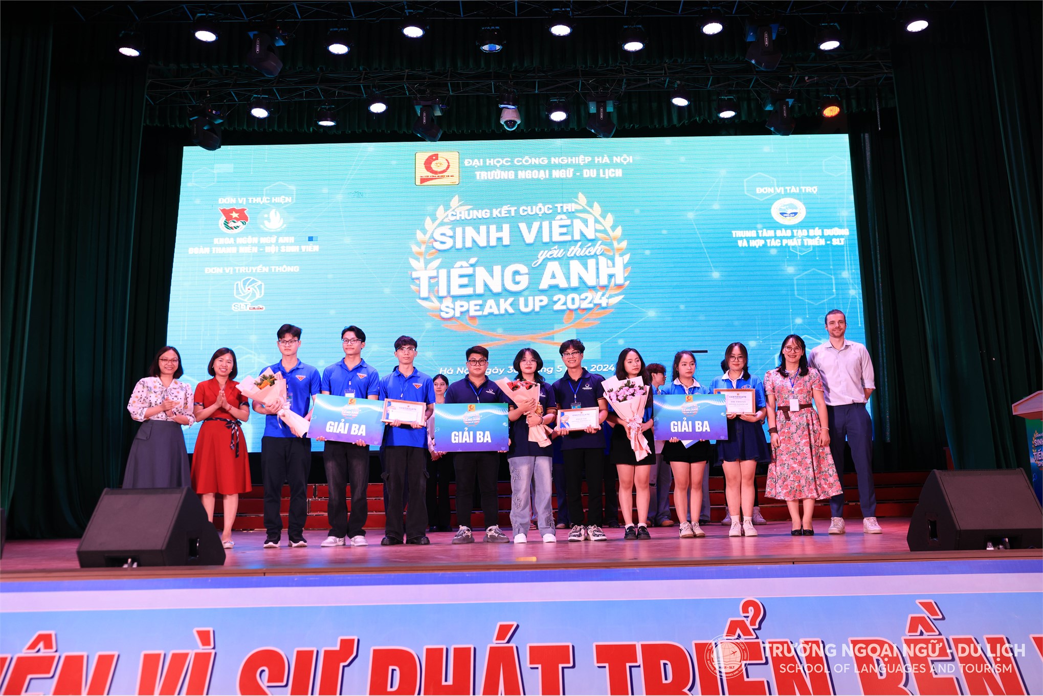 Đội thi Trường Ngoại ngữ - Du lịch giành giải Nhì cuộc thi Sinh viên yêu thích tiếng Anh “Speak Up” năm 2024