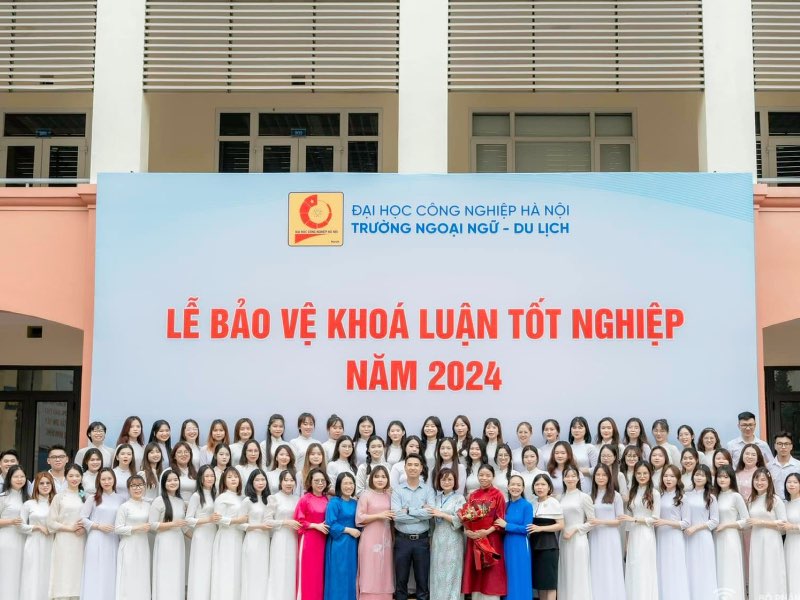 Sinh viên ngành Du lịch, Quản trị dịch vụ du lịch và lữ hành, Quản trị khách sạn bảo vệ thành công khoá luận tốt nghiệp