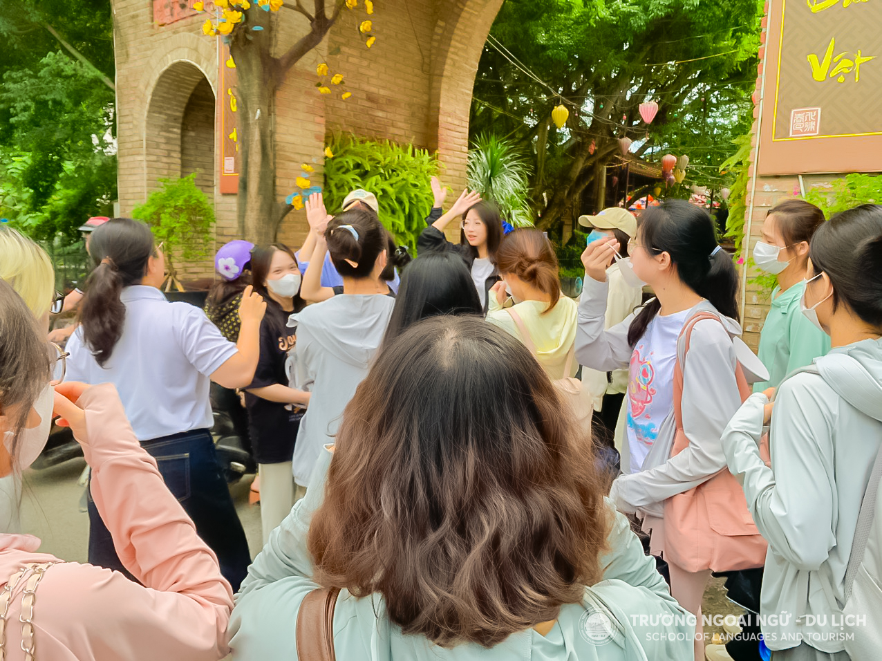 Sinh viên nước ngoài tìm hiểu văn hoá Việt Nam thông qua hoạt động trải nghiệm tại Làng lụa Vạn Phúc