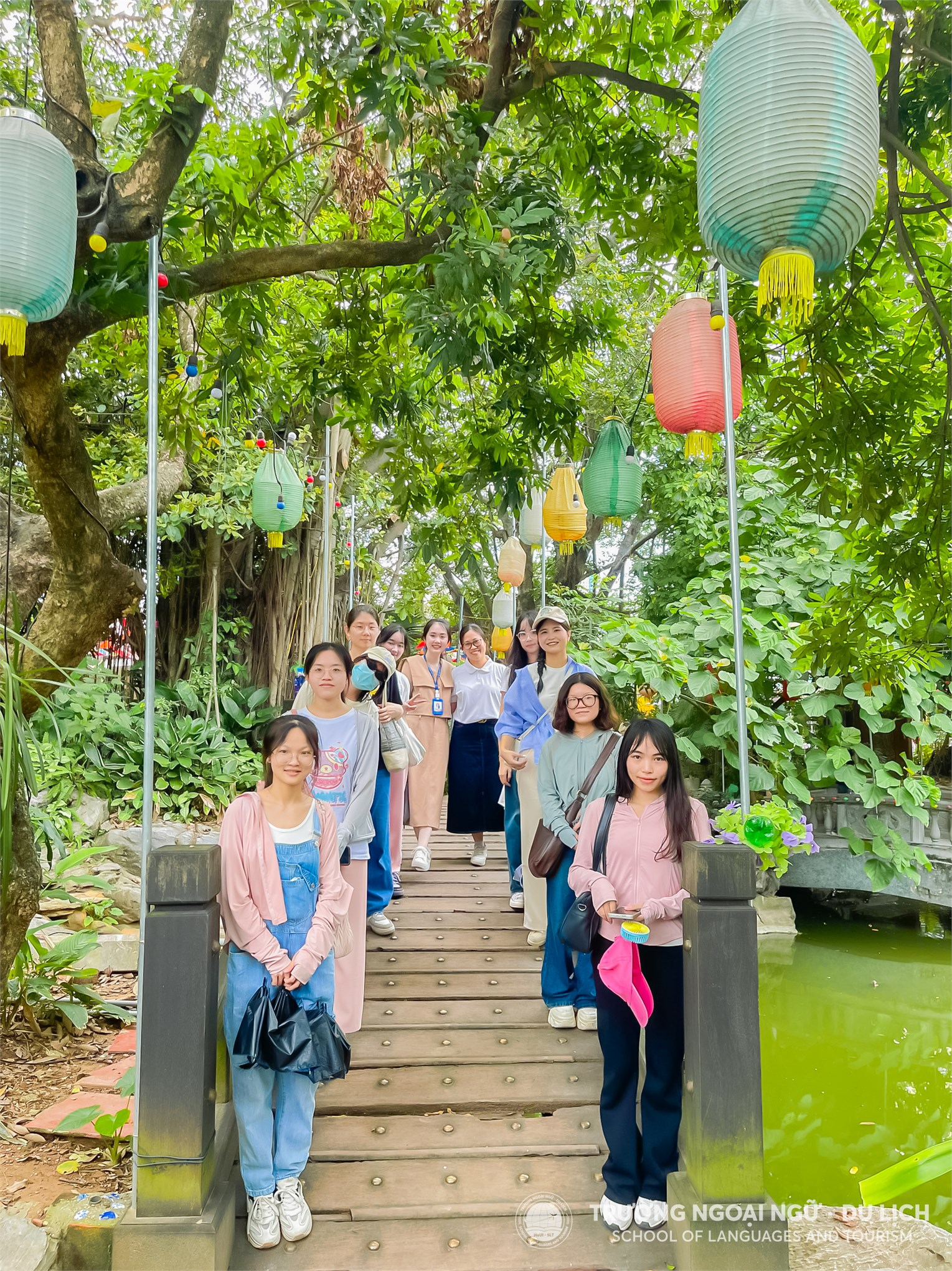 Sinh viên nước ngoài tìm hiểu văn hoá Việt Nam thông qua hoạt động trải nghiệm tại Làng lụa Vạn Phúc