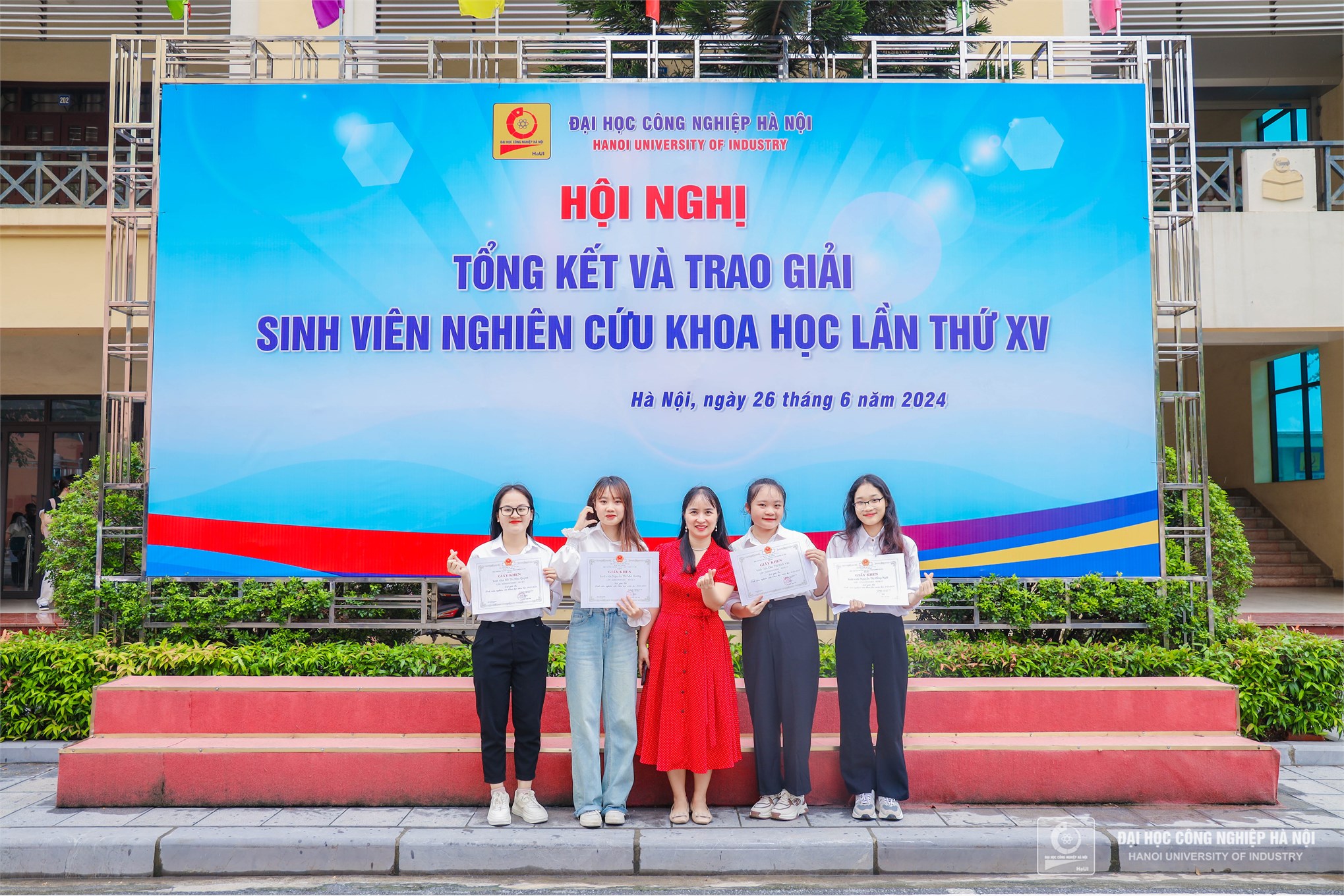 Sinh viên Trường Ngoại ngữ - Du lịch đạt thành tích cao trong hoạt động sinh viên nghiên cứu khoa học