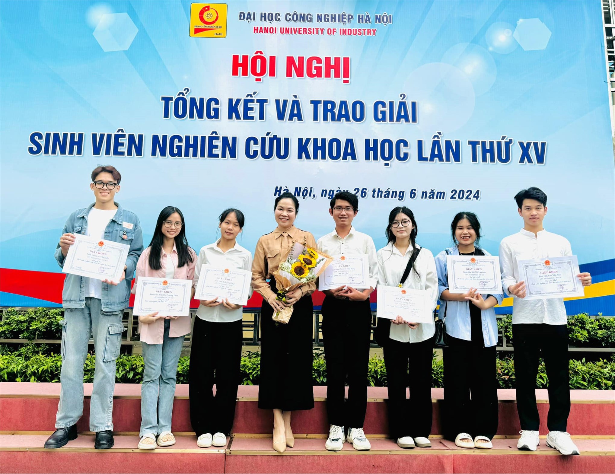 Sinh viên Trường Ngoại ngữ - Du lịch đạt thành tích cao trong hoạt động sinh viên nghiên cứu khoa học