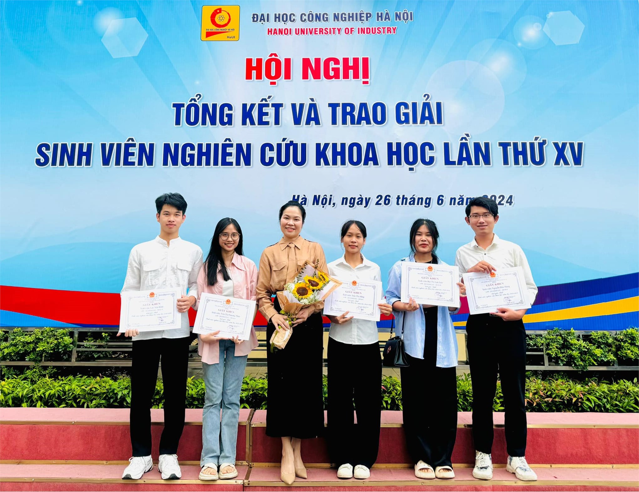 Sinh viên Trường Ngoại ngữ - Du lịch đạt thành tích cao trong hoạt động sinh viên nghiên cứu khoa học