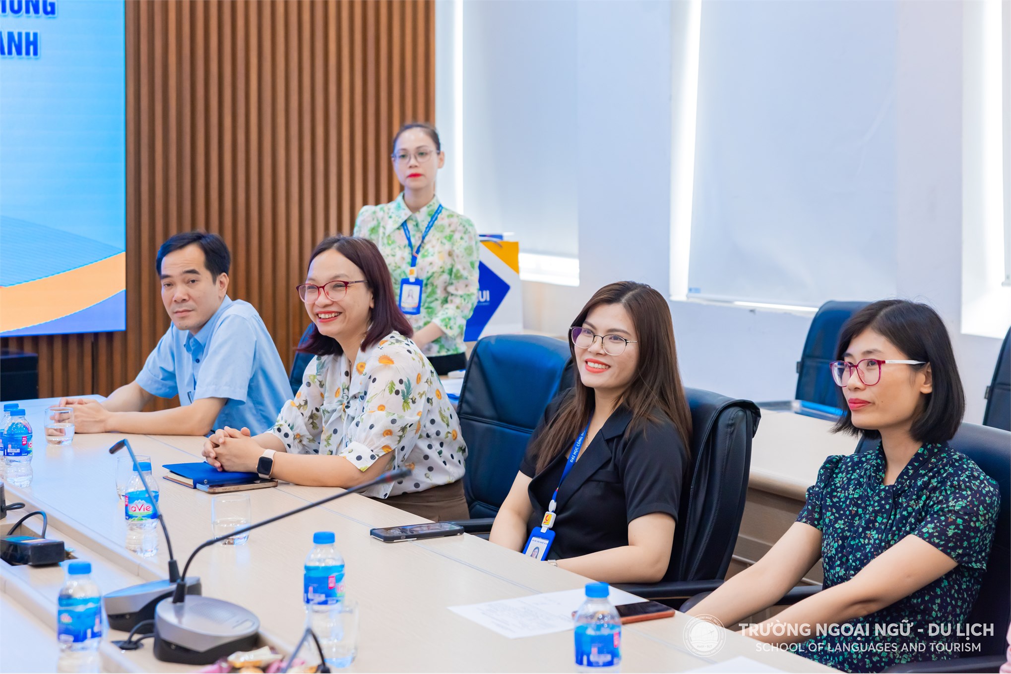 Gặp mặt, chúc mừng sinh viên Khoa Ngôn ngữ Hàn Quốc đã hoàn thành chương trình trao đổi tại Đại học Pai Chai, Hàn Quốc và chia tay sinh viên trao đổi Đại học Văn Tảo, Đài Loan