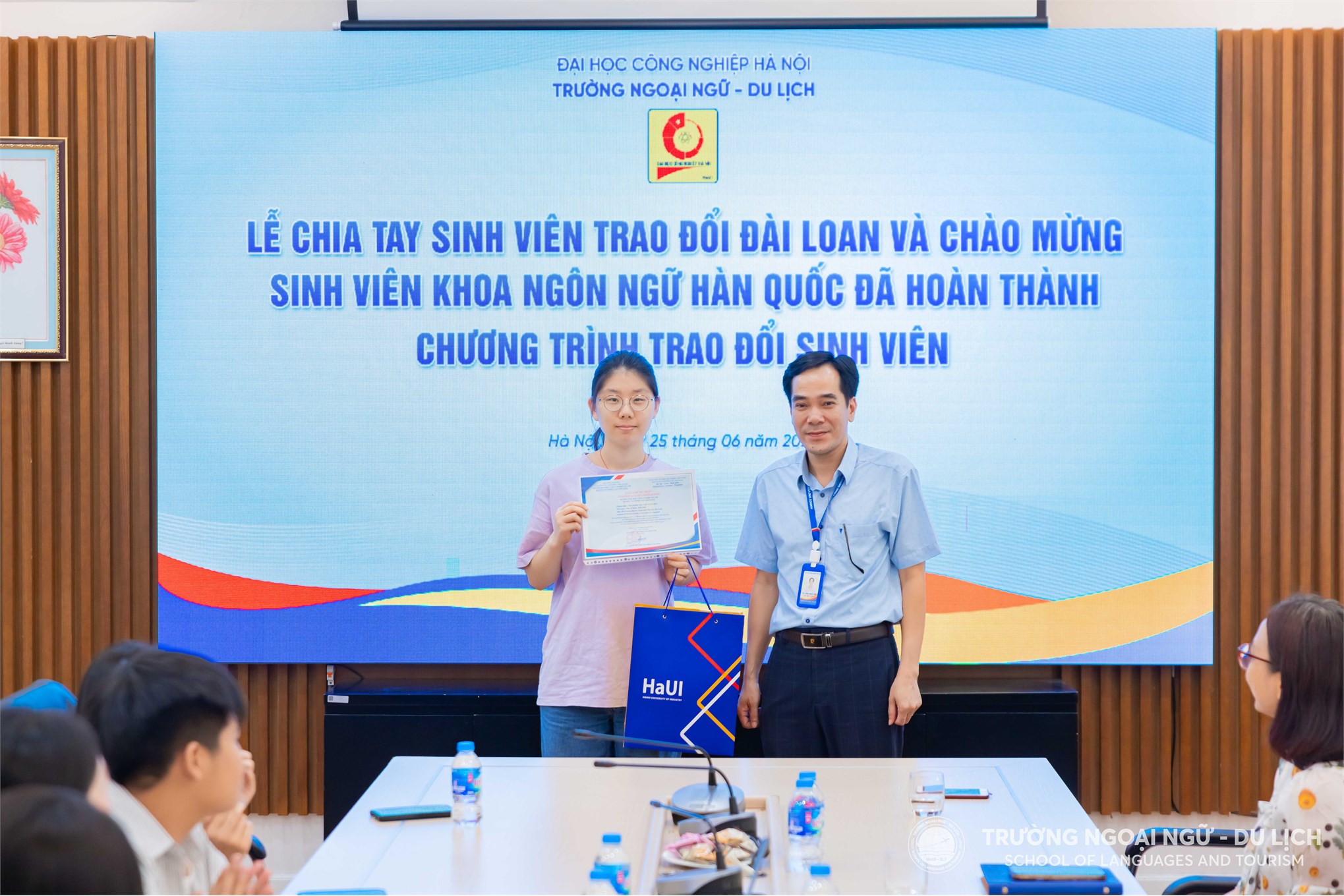 Gặp mặt, chúc mừng sinh viên Khoa Ngôn ngữ Hàn Quốc đã hoàn thành chương trình trao đổi tại Đại học Pai Chai, Hàn Quốc và chia tay sinh viên trao đổi Đại học Văn Tảo, Đài Loan