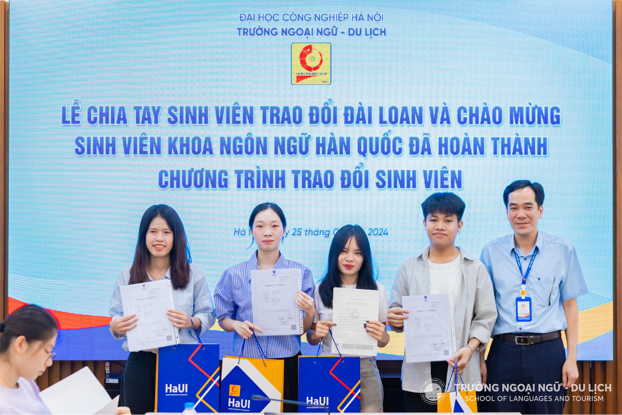 Gặp mặt, chúc mừng sinh viên Khoa Ngôn ngữ Hàn Quốc đã hoàn thành chương trình trao đổi tại Đại học Pai Chai, Hàn Quốc và chia tay sinh viên trao đổi Đại học Văn Tảo, Đài Loan