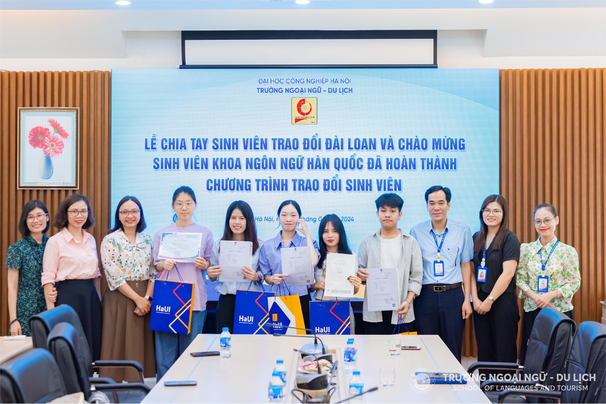 Gặp mặt, chúc mừng sinh viên Khoa Ngôn ngữ Hàn Quốc đã hoàn thành chương trình trao đổi tại Đại học Pai Chai, Hàn Quốc và chia tay sinh viên trao đổi Đại học Văn Tảo, Đài Loan