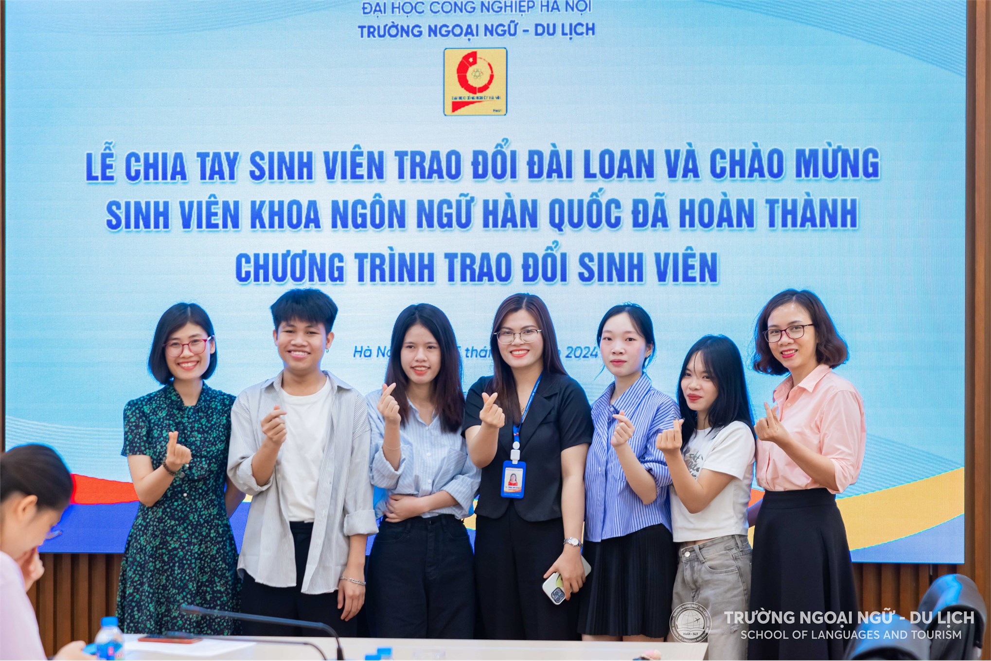 Gặp mặt, chúc mừng sinh viên Khoa Ngôn ngữ Hàn Quốc đã hoàn thành chương trình trao đổi tại Đại học Pai Chai, Hàn Quốc và chia tay sinh viên trao đổi Đại học Văn Tảo, Đài Loan