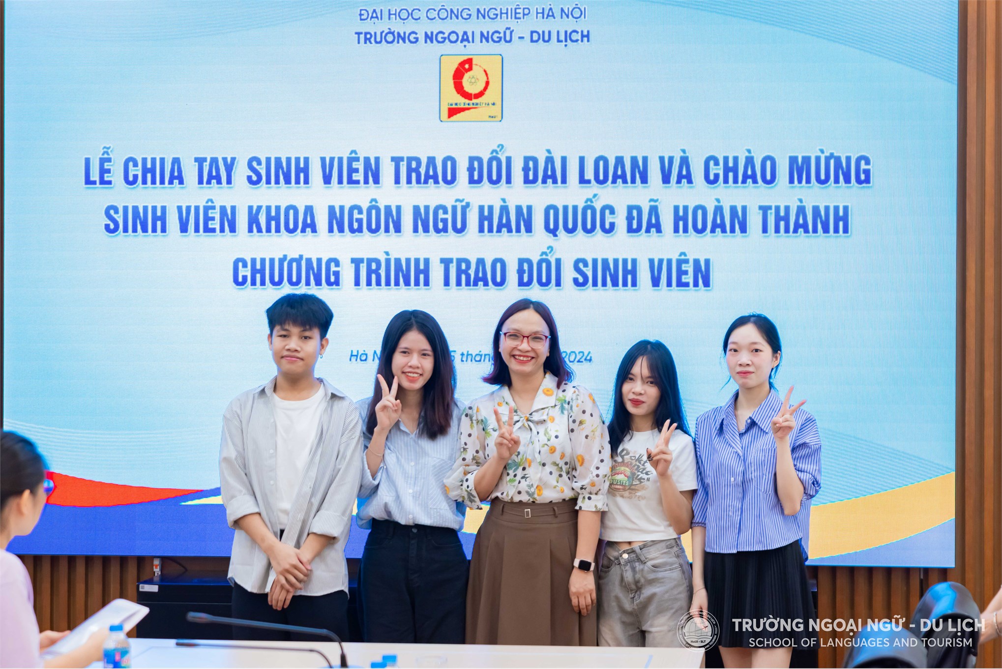 Gặp mặt, chúc mừng sinh viên Khoa Ngôn ngữ Hàn Quốc đã hoàn thành chương trình trao đổi tại Đại học Pai Chai, Hàn Quốc và chia tay sinh viên trao đổi Đại học Văn Tảo, Đài Loan