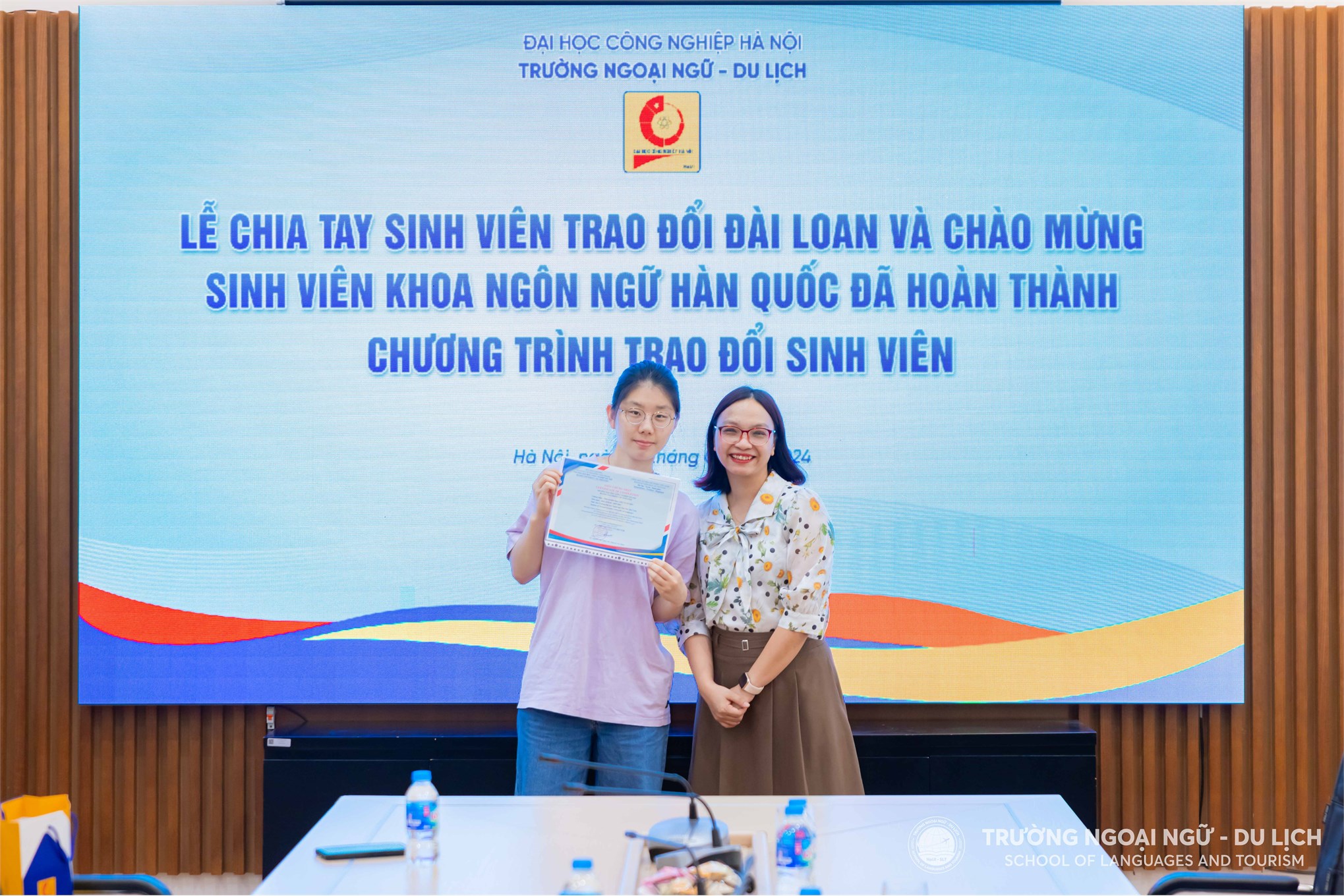 Gặp mặt, chúc mừng sinh viên Khoa Ngôn ngữ Hàn Quốc đã hoàn thành chương trình trao đổi tại Đại học Pai Chai, Hàn Quốc và chia tay sinh viên trao đổi Đại học Văn Tảo, Đài Loan